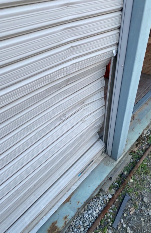 手動シャッター　スラット脱線復旧作業