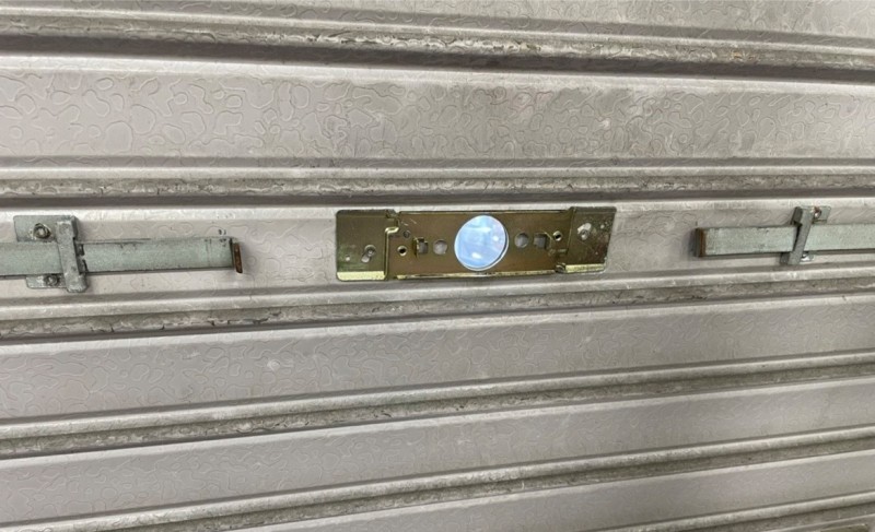 手動シャッター　内外錠交換作業