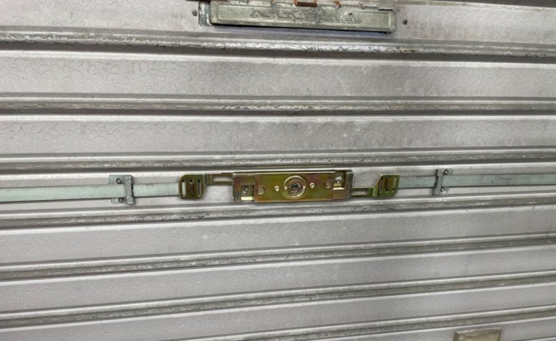 手動シャッター　内外錠交換作業