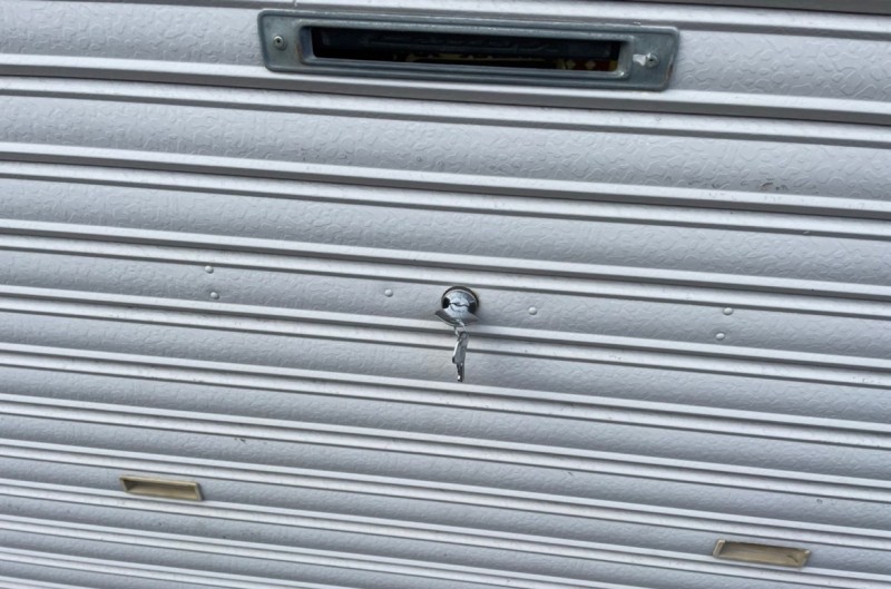 手動シャッター　内外錠交換作業