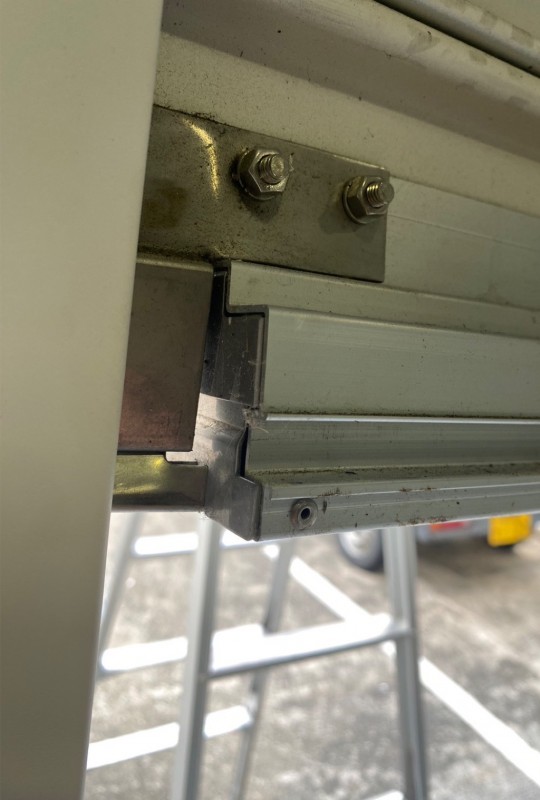 障害物検知座板　補修作業