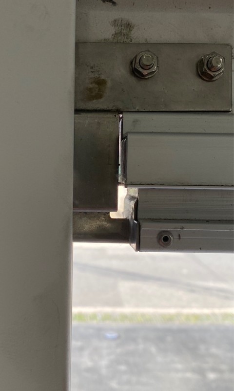 障害物検知座板　補修作業