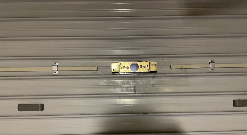 手動シャッター　内外錠交換作業