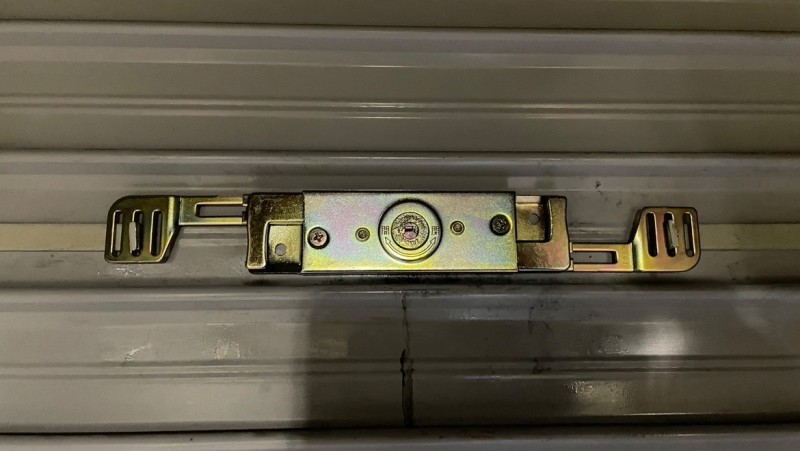 手動シャッター　内外錠交換作業