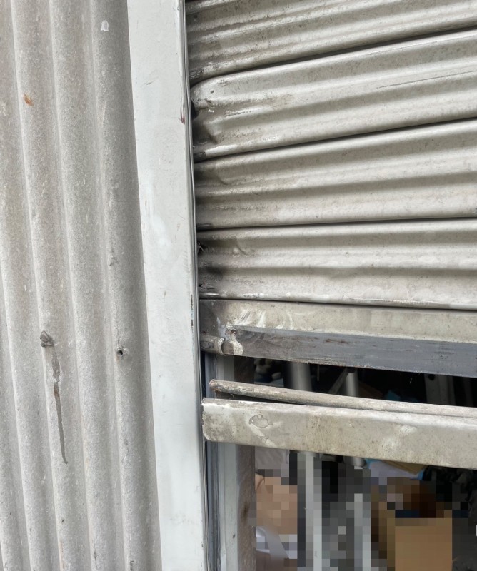 電動シャッター　スラット修理作業