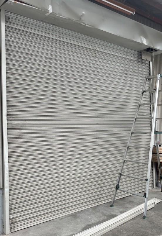 電動シャッター　スラット修理作業