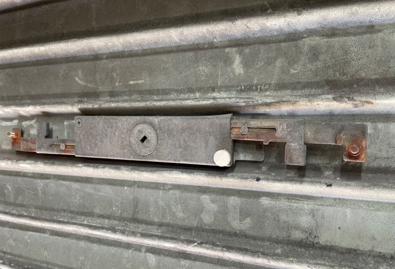 手動シャッター　内外錠交換作業