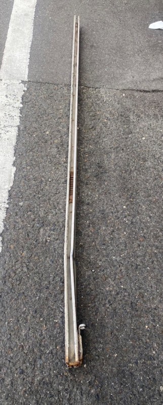 手動シャッター　中柱　補修作業