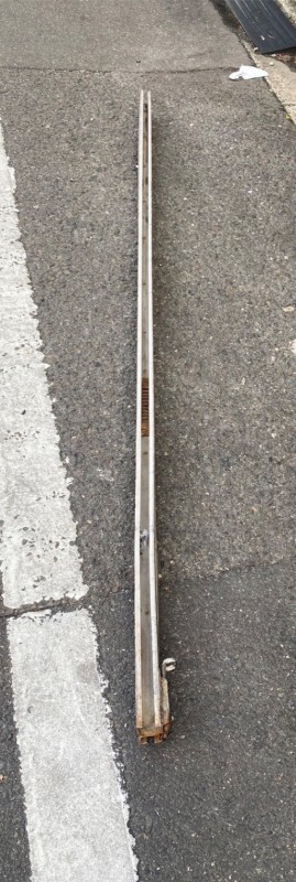 手動シャッター　中柱　補修作業