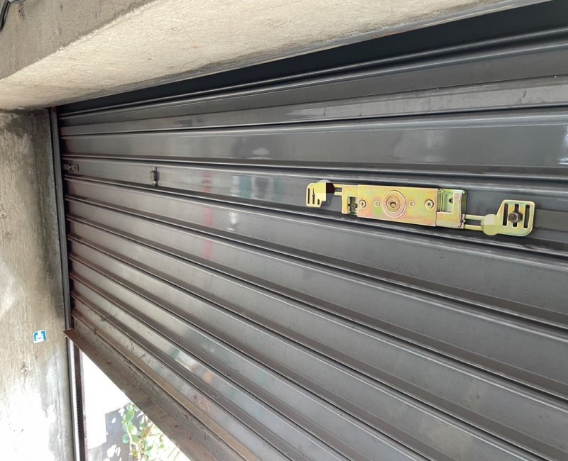 手動シャッター　内外錠交換作業