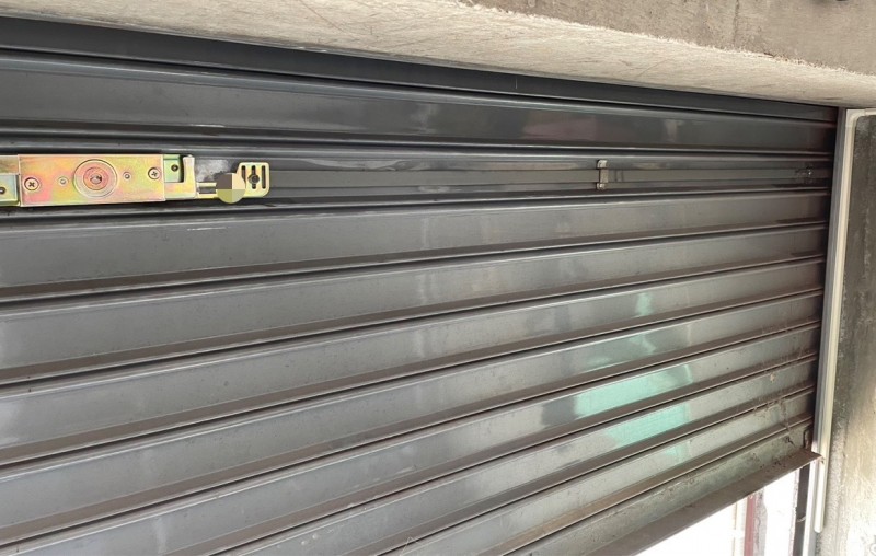 手動シャッター　内外錠交換作業