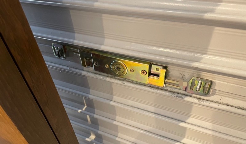 手動シャッター　内外錠設置作業