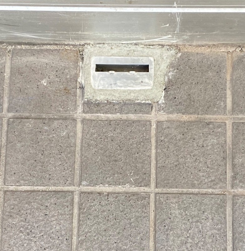 手動シャッター　中柱　壺金設置