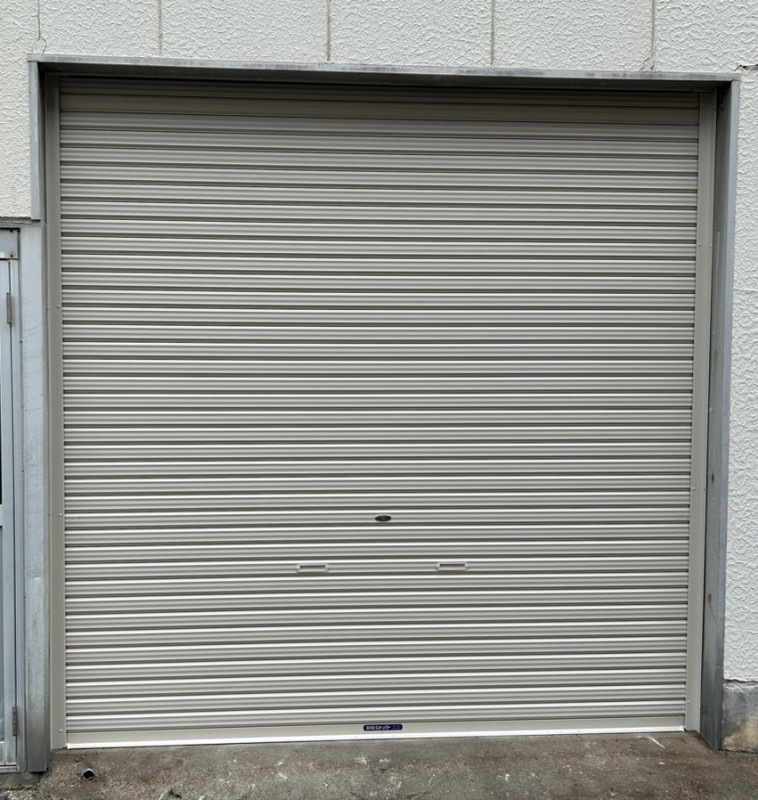 倉庫　手動シャッターの交換工事