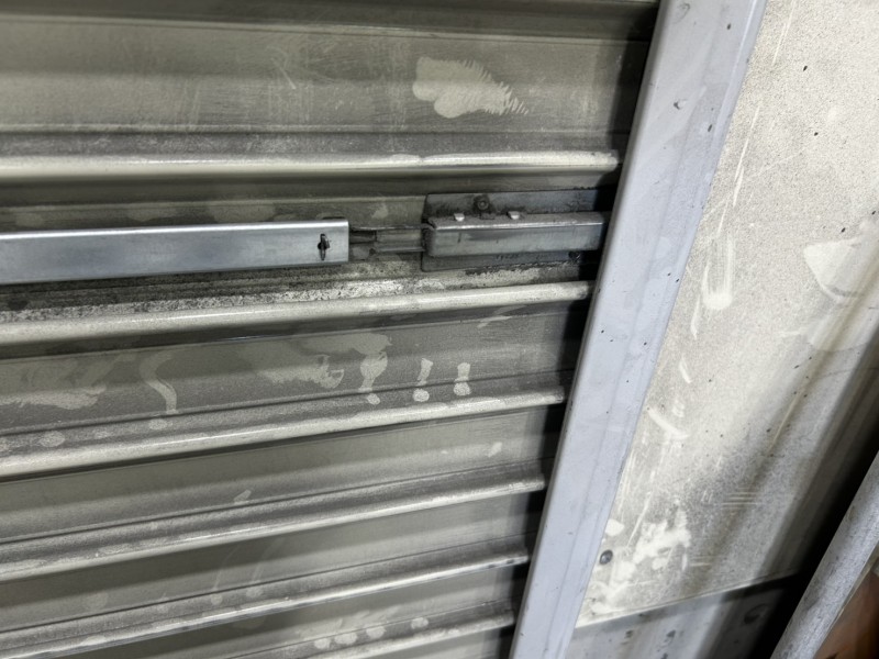 倉庫　手動シャッター　ラッチ錠交換作業