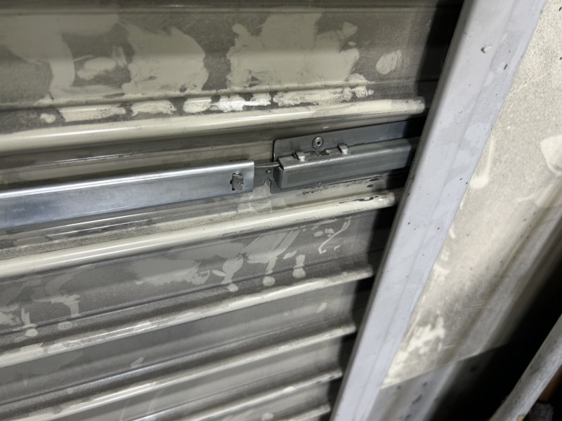 倉庫　手動シャッター　ラッチ錠交換作業