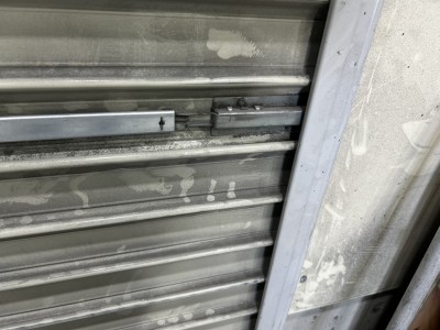 倉庫　手動シャッター　ラッチ錠交換作業