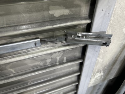 倉庫　手動シャッター　ラッチ錠交換作業