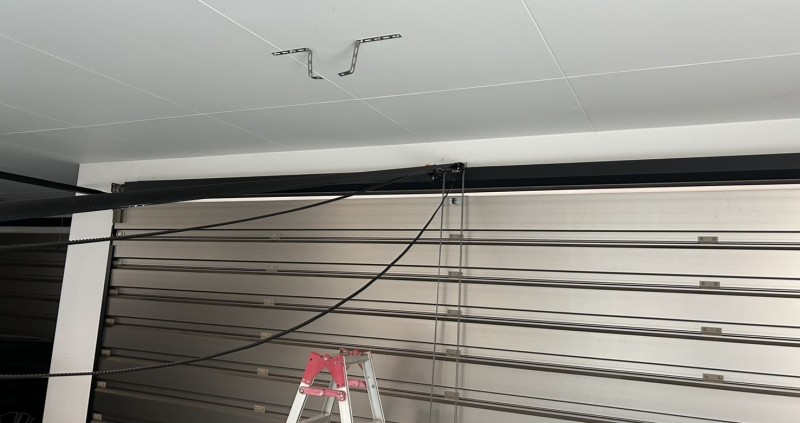 車庫　オーバードアシャッター　電動開閉機・レールの交換工事