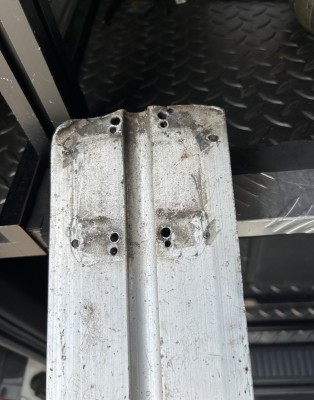 手動シャッター　中柱　修理作業