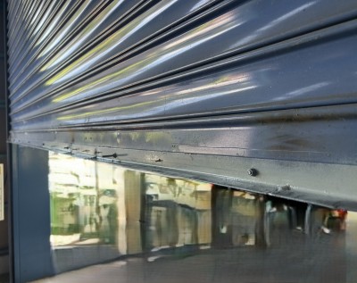 倉庫　電動シャッター　座板補修作業