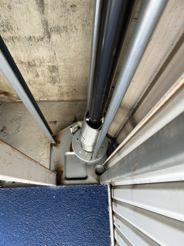 車庫　電動シャッター　バネ併用電動開閉機交換工事