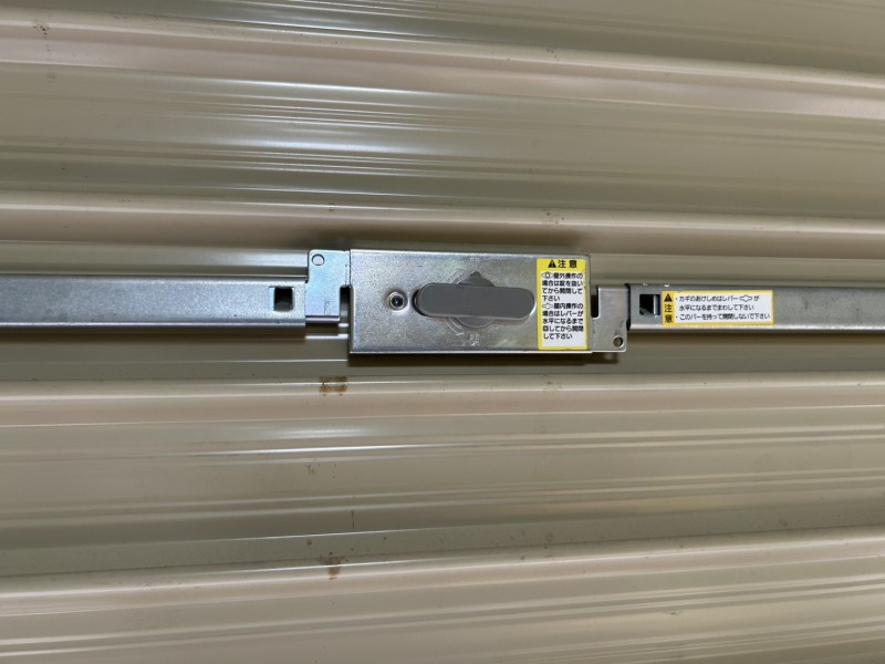 倉庫　手動シャッター　内外錠交換作業