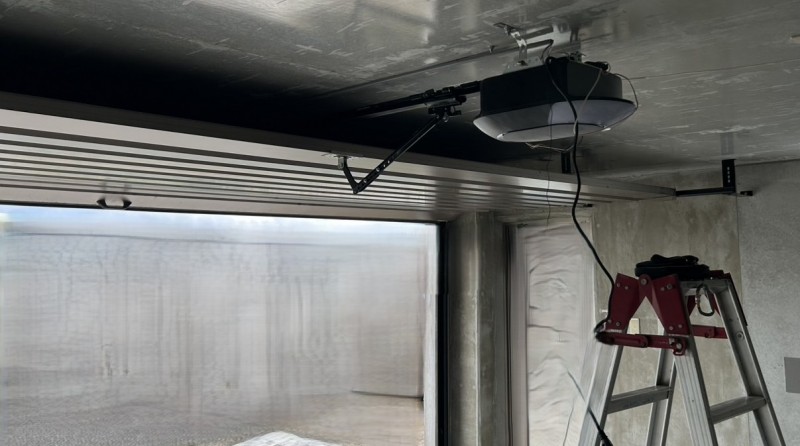 車庫　オーバードアシャッター　電動開閉機・レールの交換工事