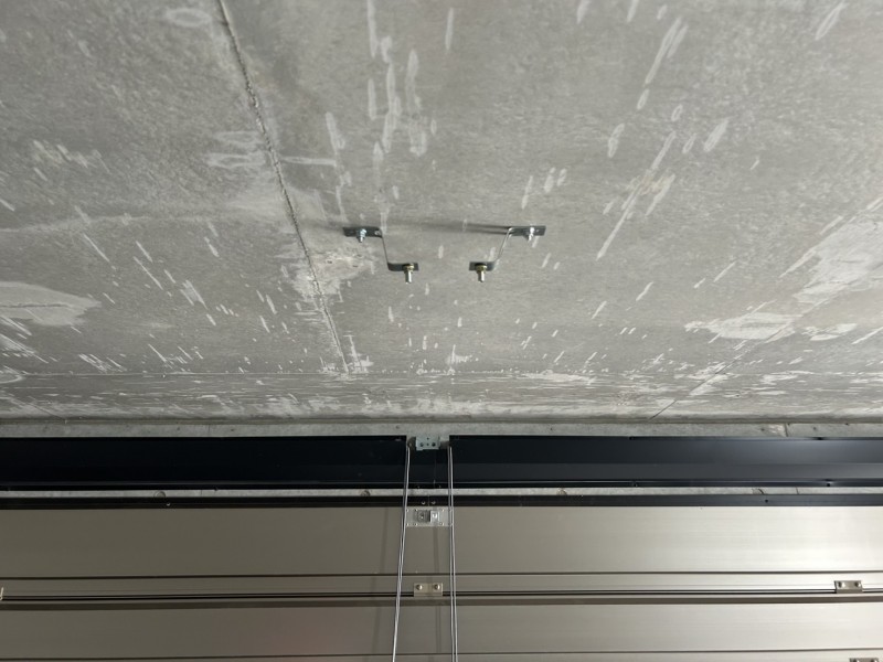 車庫　オーバードアシャッター　電動開閉機・レールの交換工事