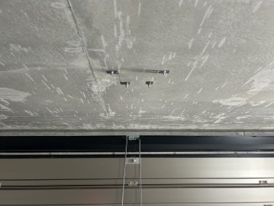 車庫　オーバードアシャッター　電動開閉機・レールの交換工事