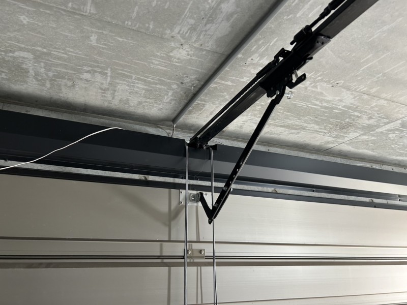 車庫　オーバードアシャッター　電動開閉機・レールの交換工事