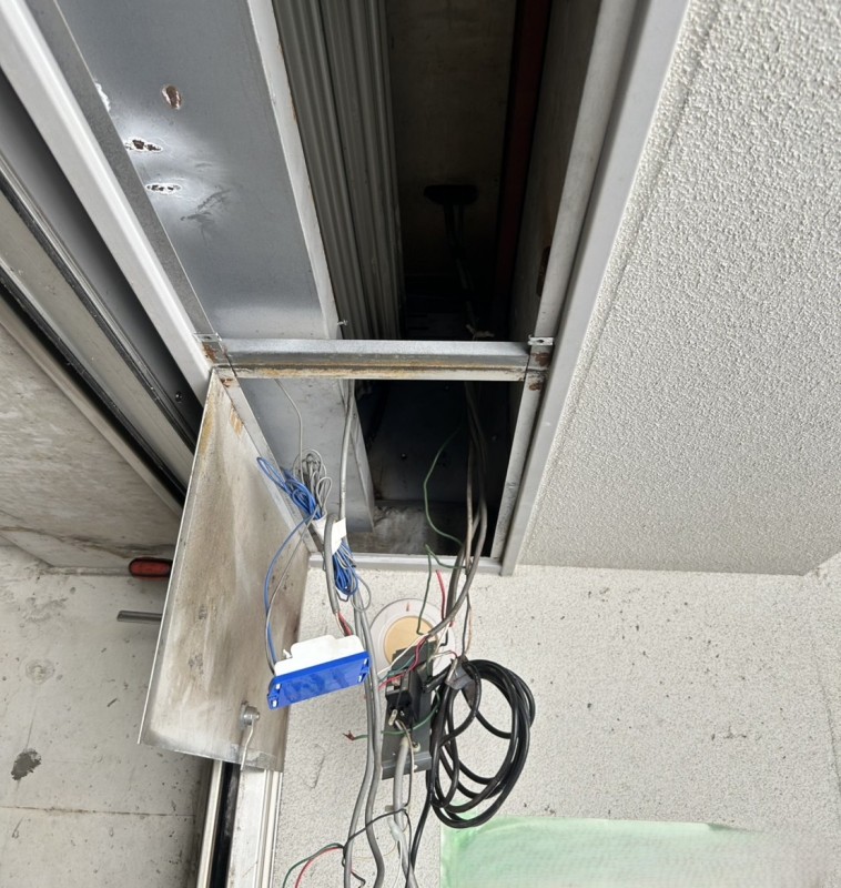 駐車場　電動シャッター　開閉機交換工事