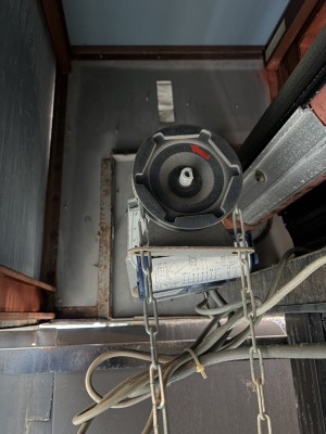 車庫 電動シャッター 途中で止まる 開閉機の交換