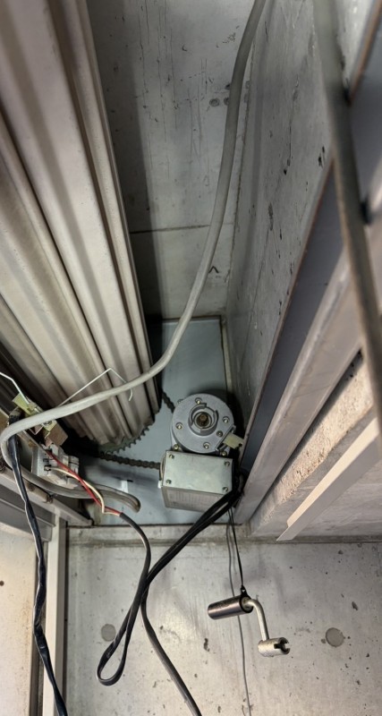 車庫　電動シャッター　開閉機交換工事