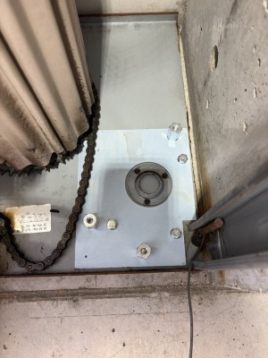 車庫　電動シャッター　開閉機交換工事