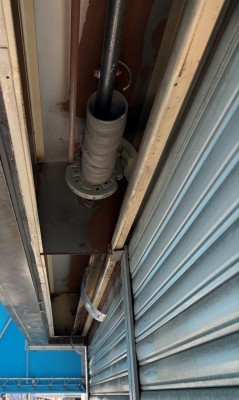 店舗　手動シャッター　シャフト交換作業