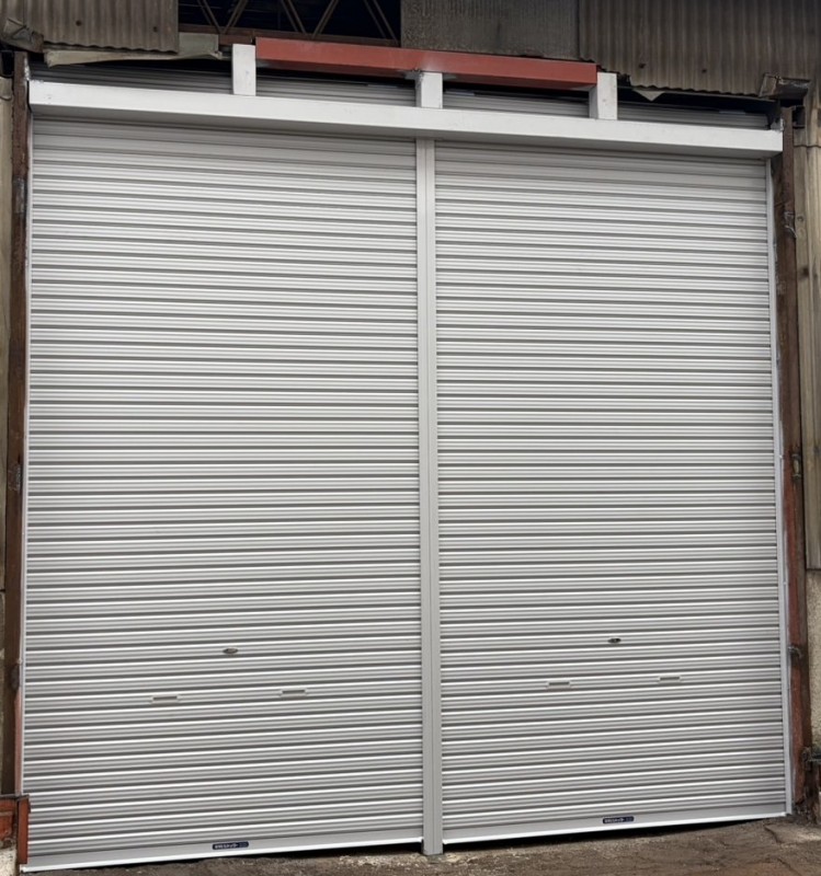 倉庫　手動シャッター　新規設置工事