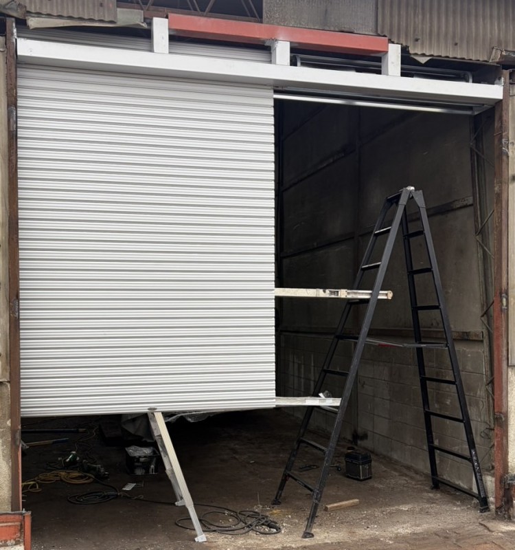 倉庫　手動シャッター　新規設置工事