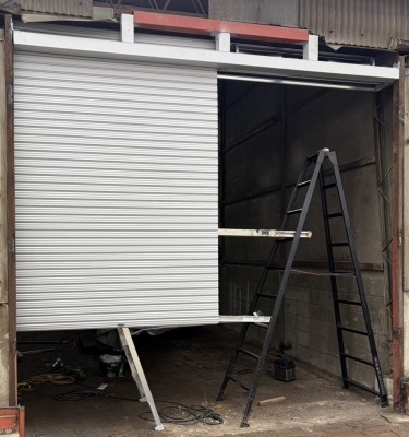 倉庫　手動シャッター　新規設置工事