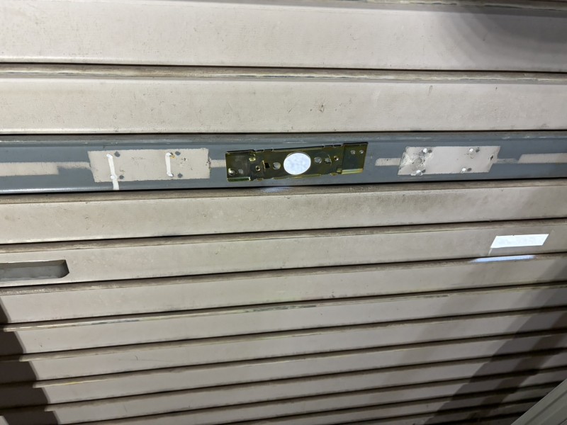 店舗　手動シャッター　内外錠設置