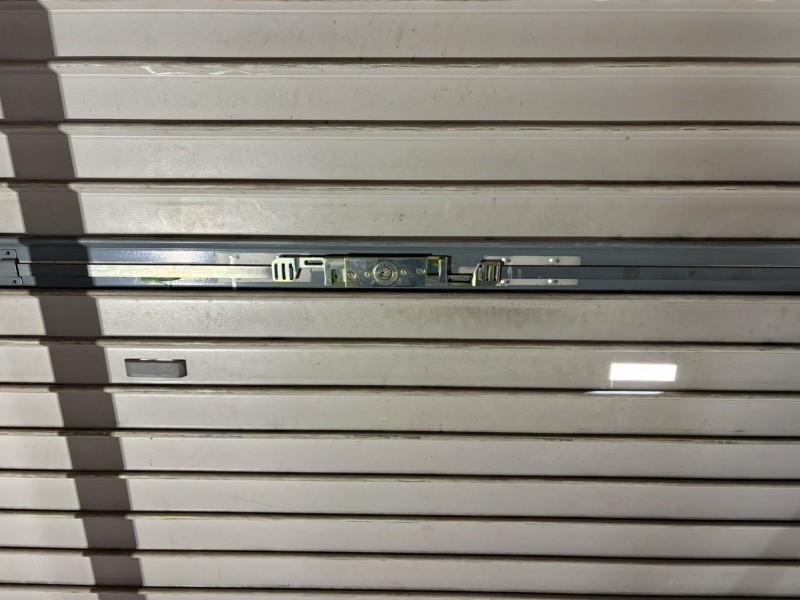 店舗　手動シャッター　内外錠設置