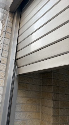 車庫　電動シャッター　スラット脱線復旧作業