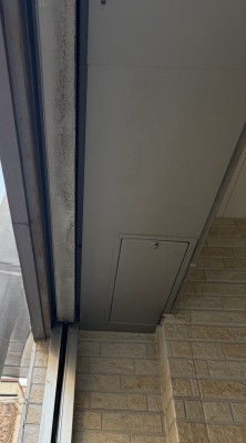 車庫　電動シャッター　スラット脱線復旧作業