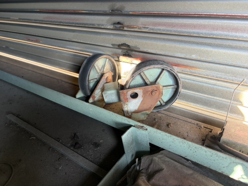 工場　電動シャッター　ガイドローラー修理作業