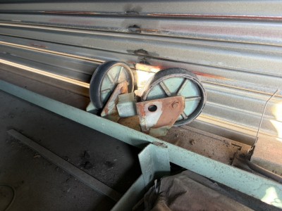 工場　電動シャッター　ガイドローラー修理作業