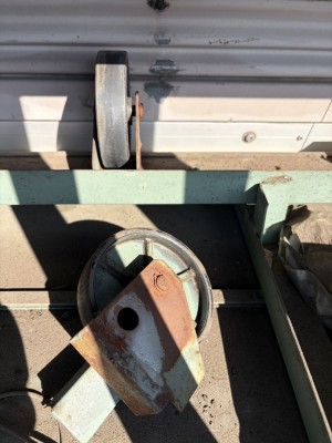 工場　電動シャッター　ガイドローラー修理作業