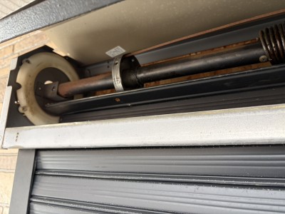 住宅　窓手動シャッター　シャフトの交換