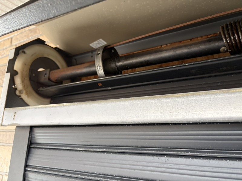 住宅　窓手動シャッター　シャフトの交換