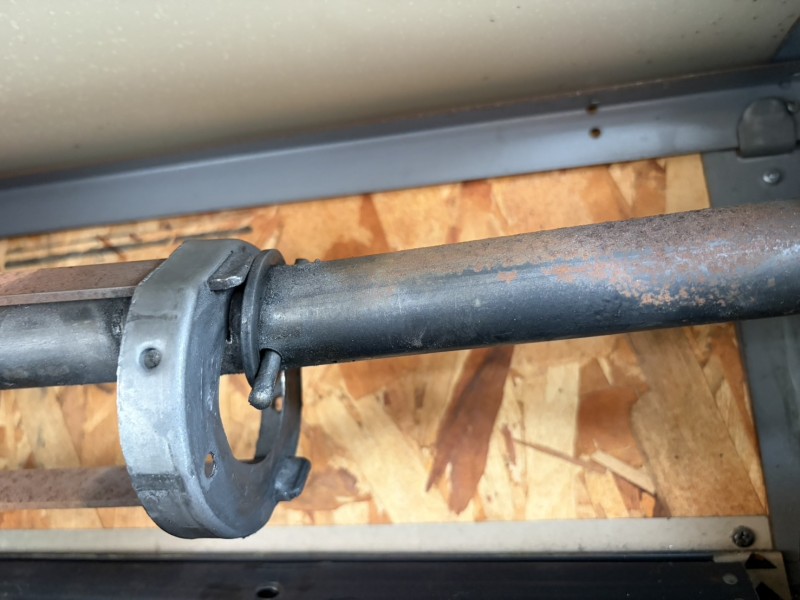 住宅　窓手動シャッター　シャフトの交換