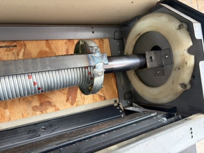 住宅　窓手動シャッター　シャフトの交換